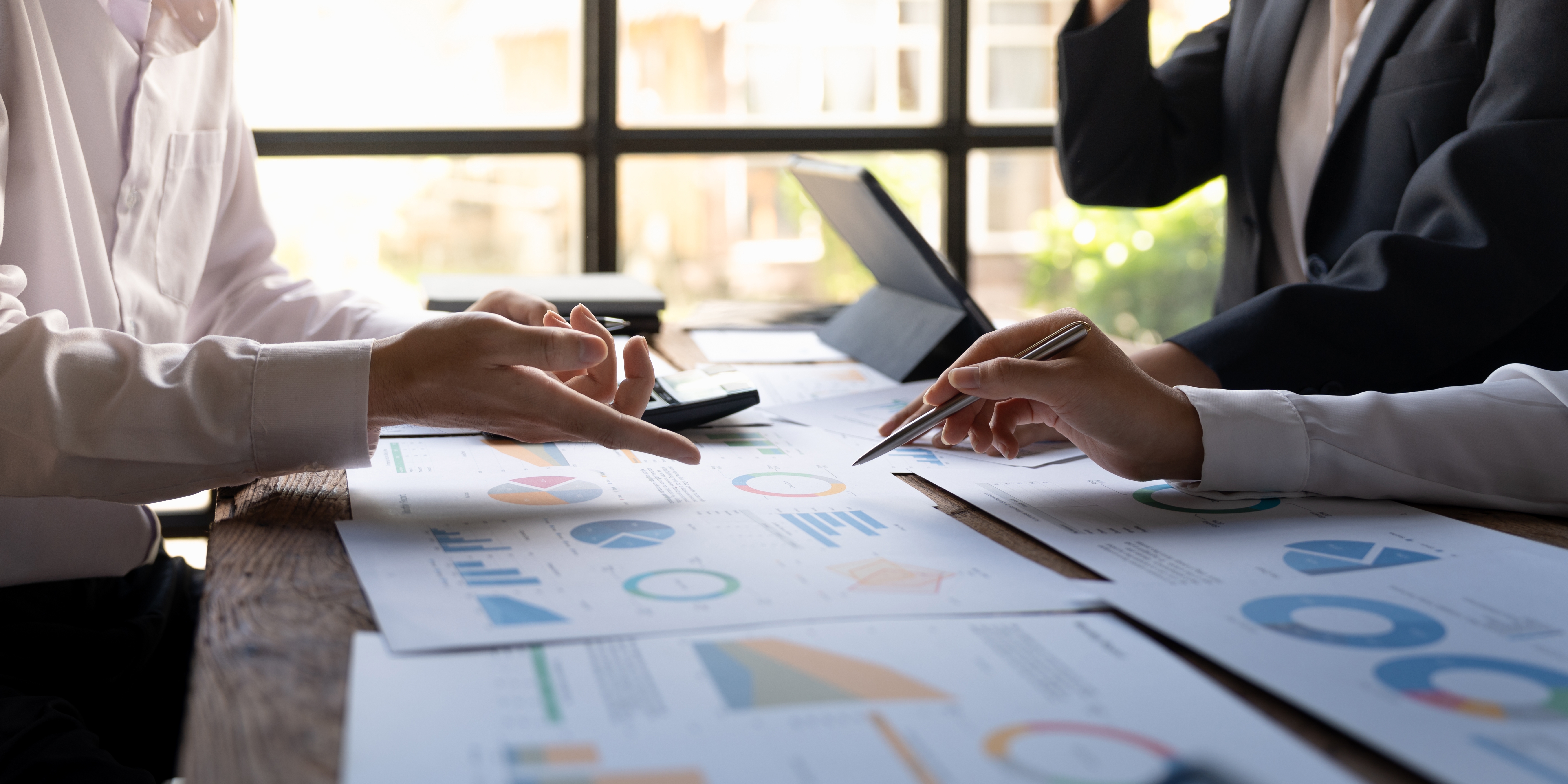 Analyse von Charts auf Papier und Laptop